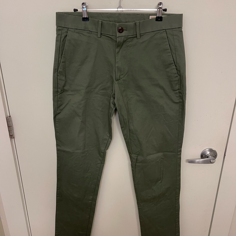 Gap Modern Khakis in Slim Fit with GapFlex
Color: Succulent Green
Size: 30W/32L